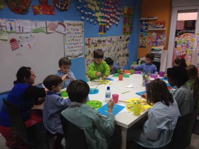  children doing crafts 